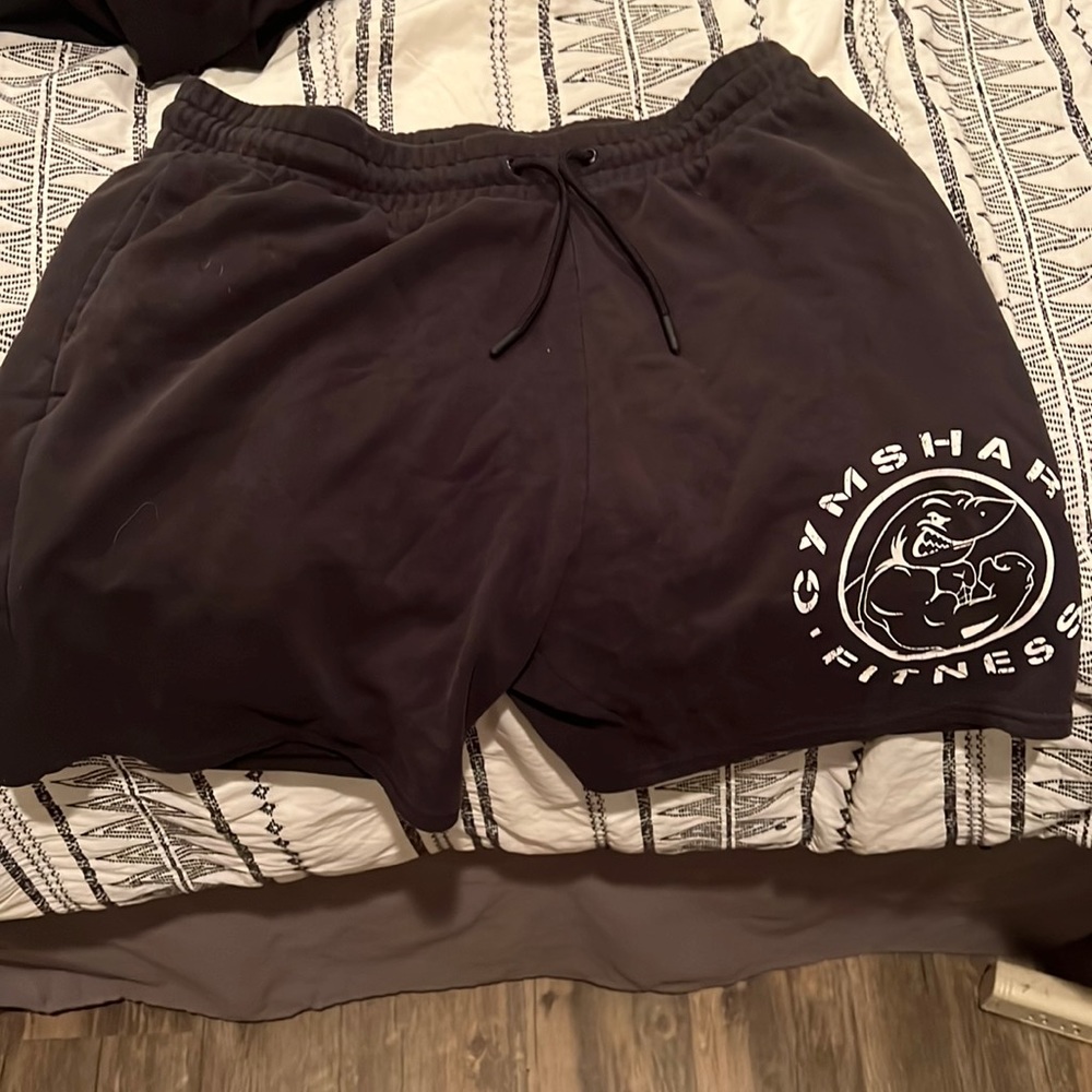 GYM SHARK SHORTS